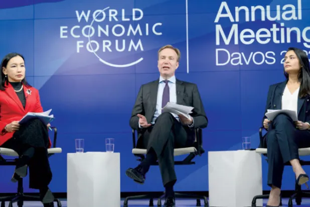 رئيس «منتدى دافوس» بورغ برنده متوسطاً المديرتين التنفيذيتين سعدية زاهدي (يمين) وميريك دوسك خلال مؤتمر صحافي تمهيدي لجلسات العام الحالي (إ.ب.أ)