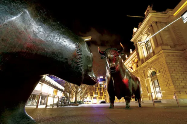 الثور والدب رمزا صعود وهبوط أسواق المال خارج مقر البورصة الألمانية في فرانكفورت (رويترز)