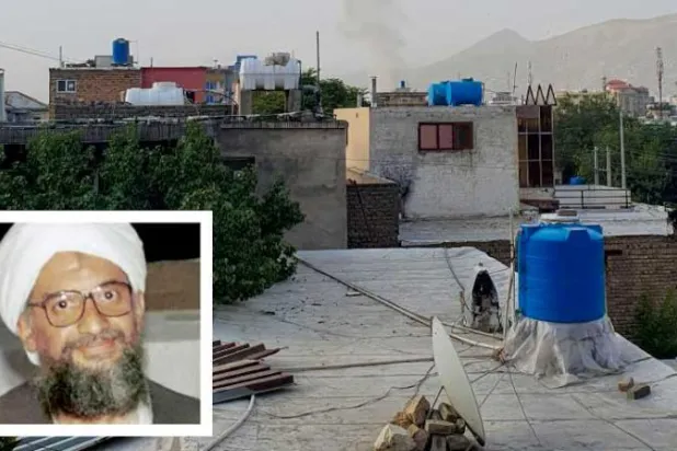 ألسنة دخان تتصاعد من منزل في كابل عقب تعرضه لهحوم بطائرة درون أميركية (أ.ف.ب).... وفي الإطار أيمن الظواهري زعيم «القاعدة» الذي قُتل في العاصمة الأفغانية (أ.ب)