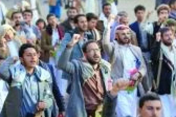 Husiler Sana'da Yemen hükümeti aleyhine sloganlar atıyor (AFP)