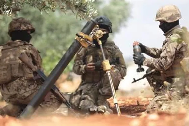 عناصر من المعارضة يقصفون موقعاً للنظام في ريف إدلب (الشرق الأوسط)