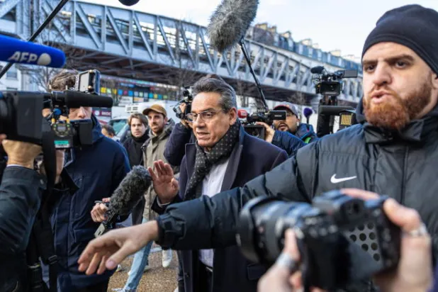 وسائل إعلام ومتظاهرون عند مقر «اتحاد الكرة الفرنسي» الذي اجتمعت لجنته التنفيذية اليوم (إ.ب.أ)