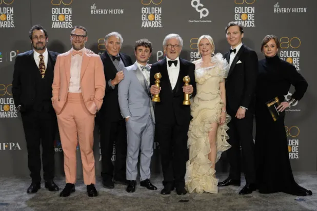 فريق فيلم «ذي فايبلمنز The Fabelmans» بعد تسلم الجائزة (أ.ب)