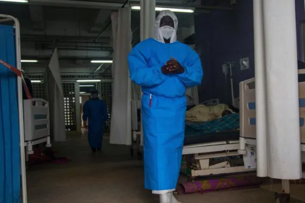 أحد أفراد الأطقم الطبية في وحدة علاج الإيبولا في مستشفى موبيندي الإقليمي بأوغندا (أ.ف.ب)