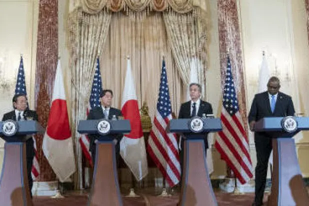 وزير الدفاع الأميركي لويد أوستن خلال مؤتمر صحافي مشترك مع نظيره الياباني ووزيري خارجية البلدين (ا.ب)