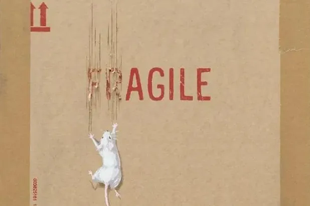 الأعمال الفنية تُظهر شكل فأر أبيض يزرع مخالبه في علبة عليها عبارة «مواد هشة» (إنستغرام)