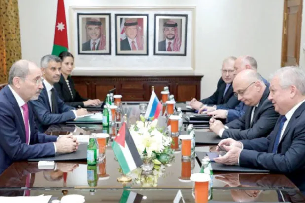 الوزير الصفدي وفريقه في جلسة حوارية مع المبعوث الروسي إلى سوريا (الخارجية الأردنية)