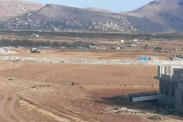 مساحة من الأرض استولى عليها الحوثيون في مديرية بني مطر غرب صنعاء (تويتر)