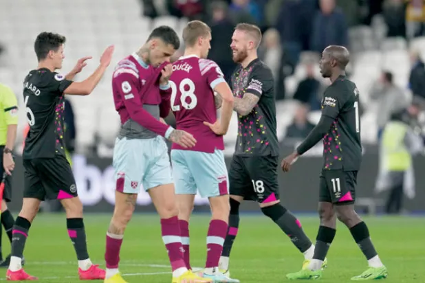 أحزان في وستهام وأفراح في برنتفورد بعد مواجهة الفريقين (أ.ب)