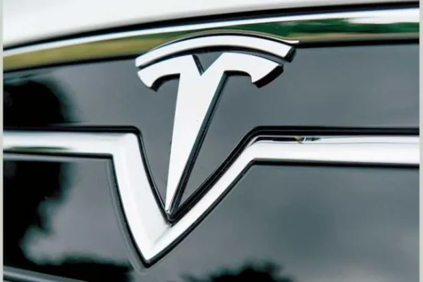العلامة التجارية لشركة «تسلا» على إحدى سياراتها «موديل إس» (د.ب.أ)