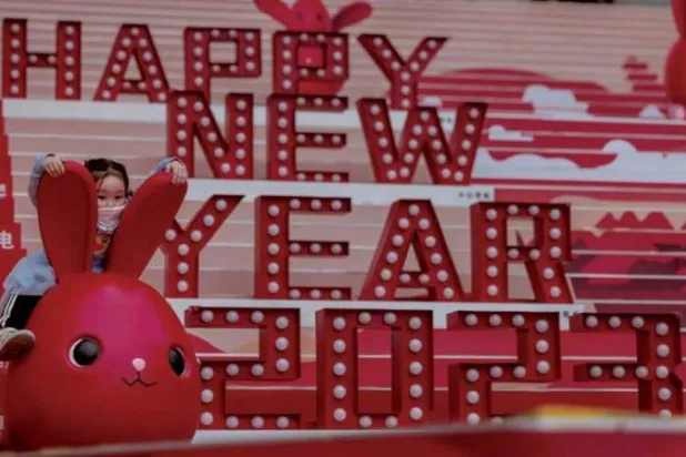 طفلة تلهو في أحد المراكز التجارية بمدينة شنغهاي الصينية (إ.ب.أ)