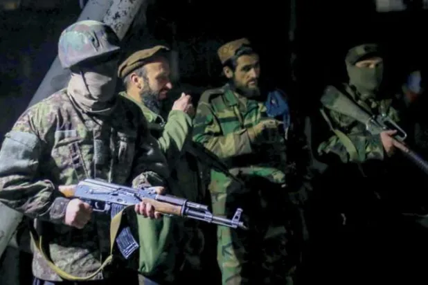 عناصر من «طالبان» يقفون في نوبة حراسة بموقع التفجير الإرهابي خارج مقر وزارة الخارجية الأفغانية (إ.ب.أ)