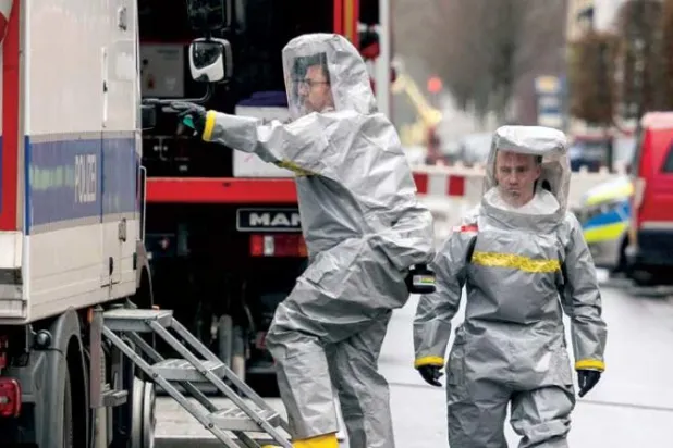 قوات الشرطة الألمانية الخاصة ترتدي بدلات واقية خلال عملية لمكافحة الإرهاب في كاسترو - روكسيل بألمانيا (د.ب.أ)