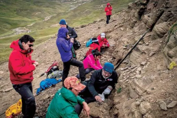 علماء يعملون على بقايا أنواع من الديناصورات في منطقة باتاغونيا التشيلية (أ.ف.ب)