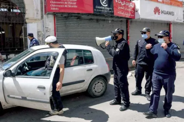 عناصر من الشرطة التونسية خلال مداهمات (أ.ف.ب)