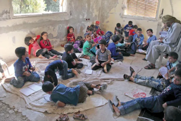أطفال نازحون في مدرسة مؤقتة بقرية المهندسين في ريف حلب (أ.ف.ب)