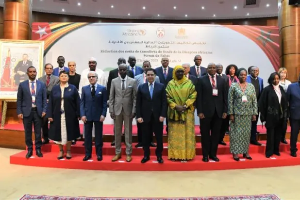 صورة تذكارية للمشاركين في منتدى الرباط لتخفيض تكاليف التحويلات المالية للمغتربين (الشرق الأوسط)