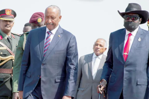 الفريق البرهان وبجواره رئيس جمهورية جنوب السودان سلفاكير في جوبا أمس (رويترز)