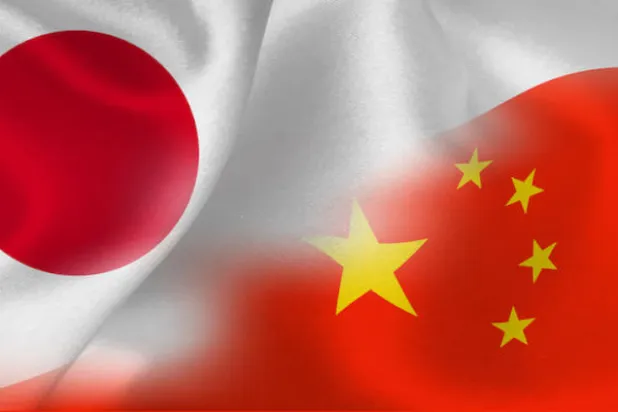 علما اليابان (أعلى) والصين (brewminate.com)