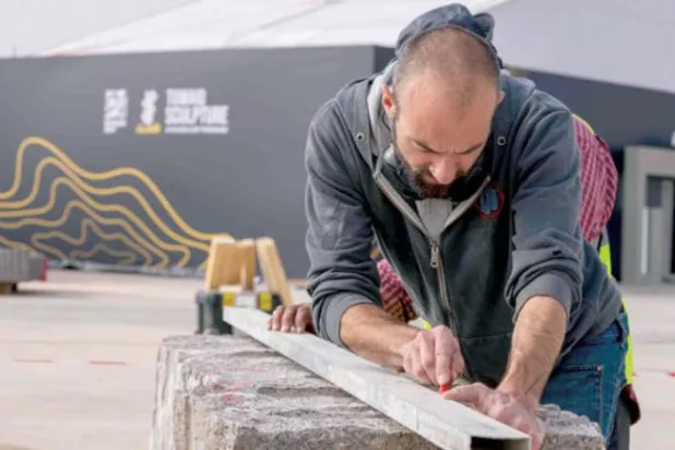 Tuwaiq 2023 sanatçıları ilk kez Suudi Arabistan topraklarından taş kullanıyor.