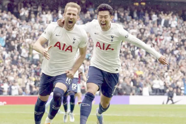 قدما كين دائماً ما تعرفان الطريق إلى شباك آرسنال... فهل يهزها غداً (غيتي)