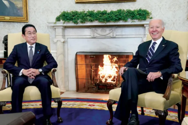 جانب من لقاء بايدن وكيشيدا في البيت الأبيض أمس (أ.ب)
