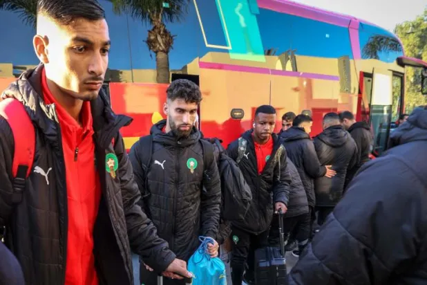 فريق المنتخب المغربي لحظة وصوله إلى مطار الرباط- سلا أمس (أ.ف.ب)