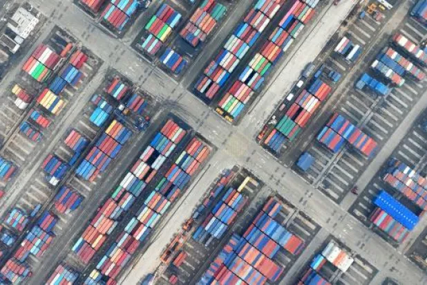 صورة جوية التُقطت اليوم (الجمعة) تُظهر حاويات شحن صينية مكدسة في مرفأ ليانلوغانغ في الصين (أ.ف.ب)