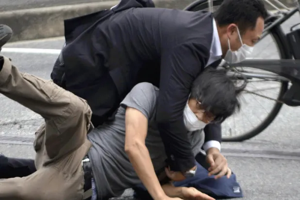 تيتسويا ياماغامي أوقف فور مقتل رئيس الوزراء الياباني السابق بالرصاص بينما كان يلقي خطاباً (أ.ب)