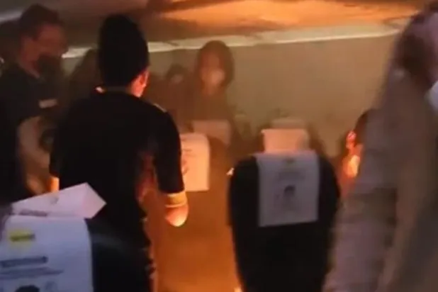 مقطع يُظهر الركاب وهم يصرخون من الخوف بينما يندفع طاقم الطائرة لاحتواء الحريق (تويتر)