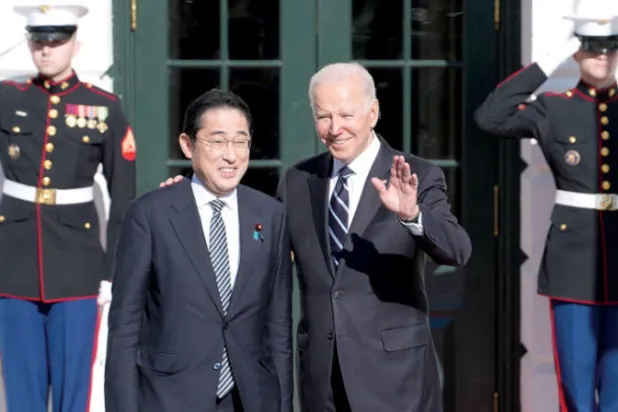 الرئيس الأميركي جو بايدن لدى استقباله رئيس الوزراء الياباني فوميو كيشيدا في البيت الأبيض أمس (أ.ب)