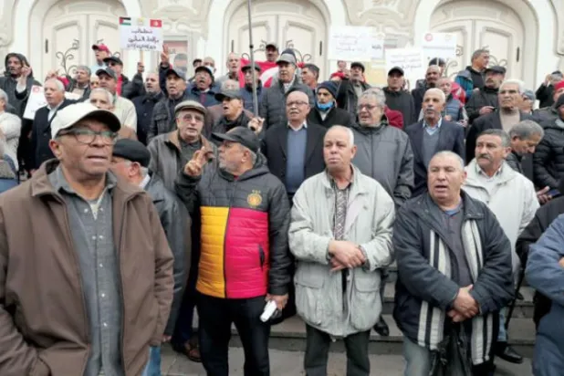 Tunus başkentinin merkezinde emekliler tarafından satın alma gücünün bozulmasını protesto etmek için düzenlenen bir gösteriden (EPA)