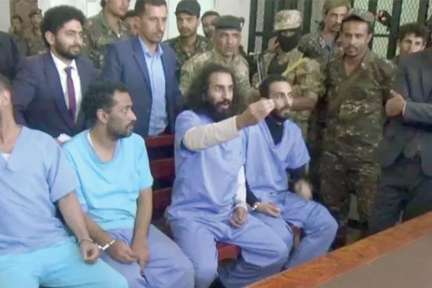 Yemen’in dört ünlü siması, Sana’daki terör davalarına bakan Husi mahkemesine çıkarıldılar.  (Husi medyası)