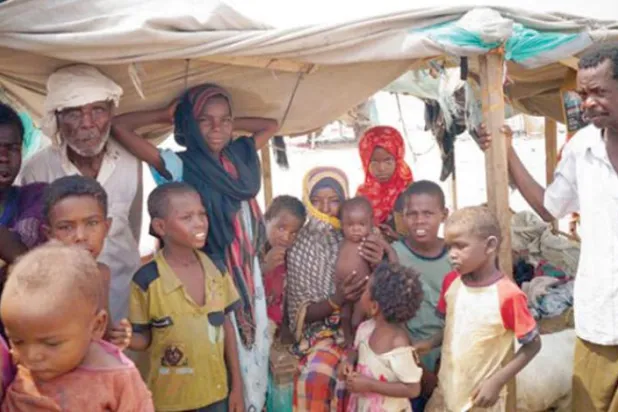 Yemen'in kuzeybatısındaki Hacca şehrinin el-Zehra bölgesinde yerinden edilmiş insanlar barınma imkanlarından yoksunlar (Birleşmiş Milletler)