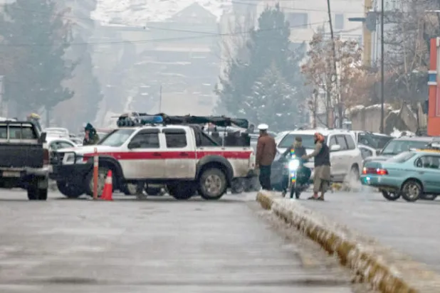 عناصر «طالبان» يغلقون الطرق بعد التفجير الإرهابي خارج مقر وزارة الخارجية في العاصمة كابل (أ.ف.ب)