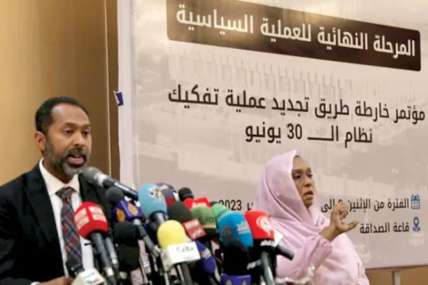 المتحدث باسم العملية السياسية خالد عمر يوسف خلال مؤتمر صحافي أعقب نهاية المؤتمر مساء أول من أمس (سونا)