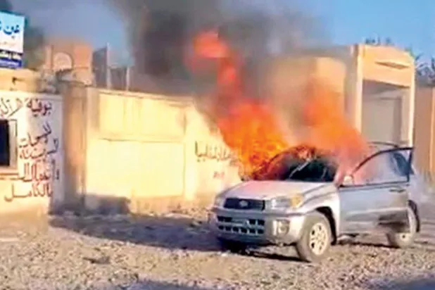 يمني في محافظة ذمار أحرق سيارته أمام مقر محكمة حوثية احتجاجاً على عدم إنصافه (فيسبوك)