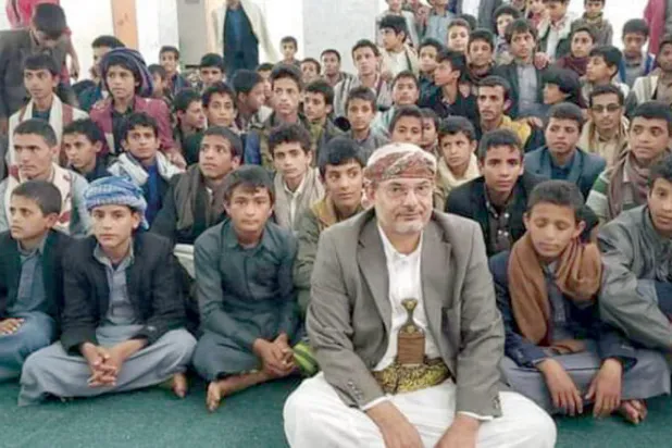 شقيق زعيم الانقلابيين خلال حضوره دورة تعبئة صيفية لطلبة المدارس (إعلام حوثي)