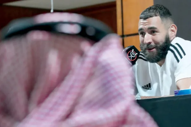 بنزيمة يتحدث خلال المؤتمر الصحافي أمس (أ.ب)