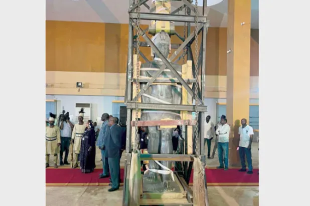 تمت عملية نقل التمثال على 4 مراحل