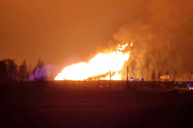 النيران تشتعل بعد انفجار في خط أنابيب غاز «أمبر غريد» في منطقة باسفاليس بليتوانيا (رويترز)