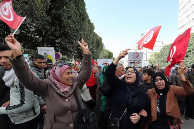 جانب من المظاهرات التي عرفتها شوارع العاصمة في الذكرى 12 للثورة التونسية (إ.ب.أ)