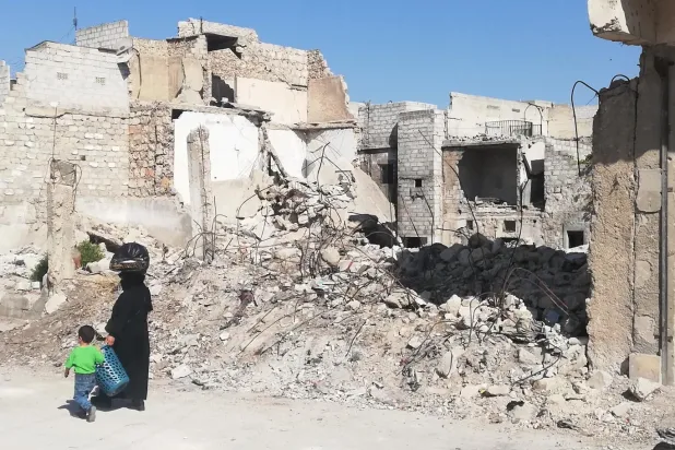 İdlib ve Halep kırsalındaki tüm temas hatlarındaaralıklarla da olsa yaşanan şiddetli çatışmalar geride ağır tahribat bırakıyor. (Independent Arabia)