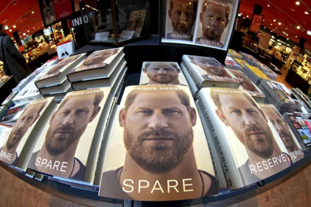 نسخ متعددة من كتاب الأمير هاري الجديد «سبير» (أ.ب)