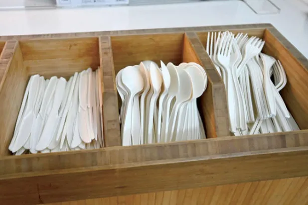 تستخدم إنجلترا نحو 2.7 مليار قطعة من أدوات المائدة ذات الاستخدام الواحد كل عام (أ.ف.ب)