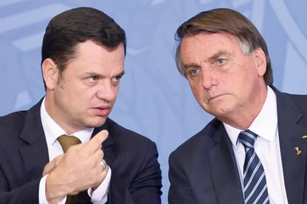 بولسونارو ووزير العدل في حكومته أندرسون توريس الذي اعتقل أمس في صورة تعود إلى يونيو 2022 (أ.ف.ب)