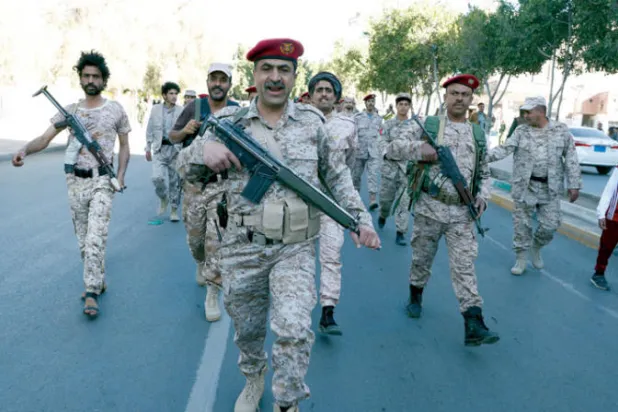 مسلحون حوثيون خلال استعراضهم في أحد شوارع صنعاء (إ.ب.أ)