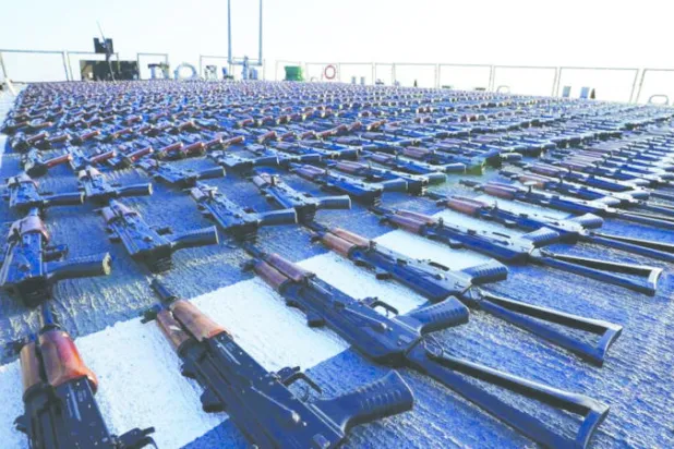 أسلحة إيرانية أوقفتها البحرية الأميركية في خليج عمان كانت متجهة للحوثيين (رويترز)