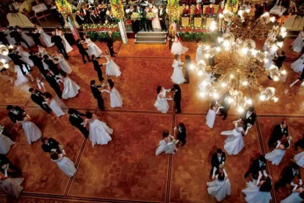 الحضور يرقصون أثناء افتتاح «حفلة الزهور» في فيينا (أ.ف.ب)