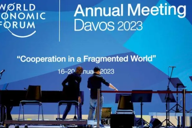 أثناء التحضير للمؤتمر أمس في دافوس بسويسرا (أ.ب)